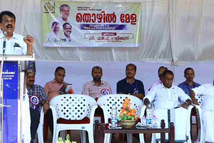 വ്യാവസായിക പരിശീലന വകുപ്പിന്റെ ആഭിമുഖ്യത്തില്‍ കാസര്‍കോട് ഗവ. ഐ.ടി.ഐയില്‍ നടന്ന തൊഴില്‍മേള എന്‍ എ നെല്ലിക്കുന്ന് എംഎല്‍എ ഉദ്ഘാടനം ചെയ്യുന്നു.