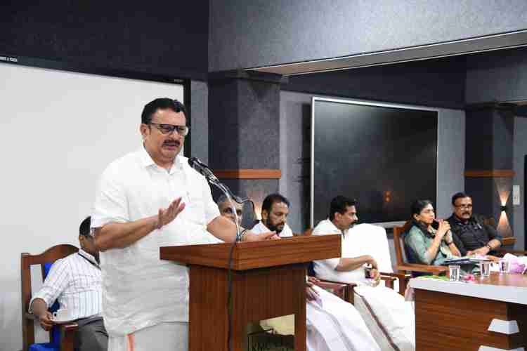 കായകല്‍പ്പം ജനസമ്പര്‍ക്ക പരിപാടിയുടെ ഭാഗമായി കോട്ടയം മെഡിക്കല്‍ കോളജില്‍ നടന്ന യോഗത്തില്‍ മന്ത്രി കെ. മുരളീധരന്‍ പ്രസംഗിക്കുന്നു