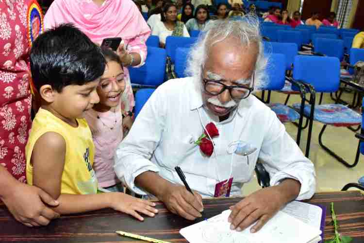 കണ്ണൂർ റവന്യൂ ജില്ലാ ടി ടി ഐ കലോത്സവം ഉദ്ഘാടനം ചെയ്യാനെത്തിയ രജിസ്ട്രേഷൻ പുരാവസ്തു മ്യൂസിയം വകുപ്പ് മന്ത്രി രാമചന്ദ്രൻ കടന്നപ്പള്ളി  കുട്ടികൾക്ക് ചിത്രം വരച്ചു നൽകുന്നു