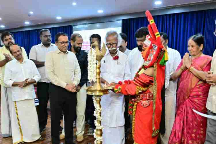കളരിപ്പയറ്റ് സർട്ടിഫിക്കറ്റ് കോഴ്സ് : കേരള ഫോക് ലോർ അക്കാദമിയും കണ്ണൂർ സർവകലാശാലയും ധാരണാ പത്രം കൈമാറി 