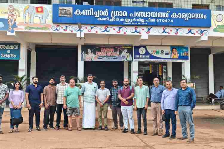 ഐ ഐ ടി റൂർക്കിയിൽ നിന്നെത്തിയ പഠന സംഘം കണിച്ചാർ ഗ്രാമപഞ്ചായത്ത് പ്രസിഡന്റ് ആൻ്റണി സെബാസ്റ്റ്യനും ഉദ്യോഗസ്ഥർക്കുമൊപ്പം