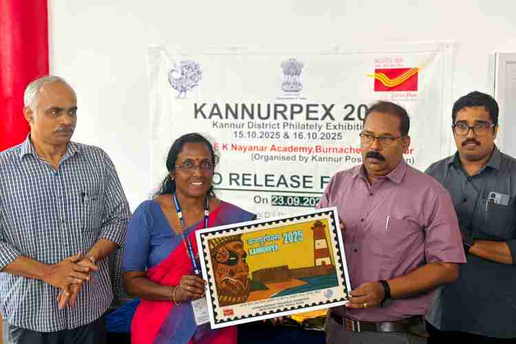 കണ്ണൂര്‍ പെക്സ് 2025' ന്റെ ലോഗോ ജില്ലാ വിദ്യാഭ്യാസ ഉപഡയറക്ടര്‍ ഡി ഷൈനി ജില്ലാ പോസ്റ്റല്‍ സൂപ്രണ്ട് സി.കെ മോഹനന് നല്‍കി പ്രകാശനം ചെയ്യുന്നു.