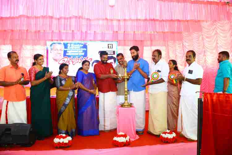 കരിമാന്‍തോട് സെന്റ് ജോര്‍ജ് പാരിഷ് ഹാളില്‍ സംഘടിപ്പിച്ച തണ്ണിത്തോടുമൂഴി - കരിമാന്‍തോട് റോഡ് ഉദ്ഘാടന സമ്മേളനത്തില്‍ അഡ്വ. കെ.യു. ജനീഷ്‌കുമാര്‍ എം എല്‍ എ സംസാരിക്കുന്നു.
