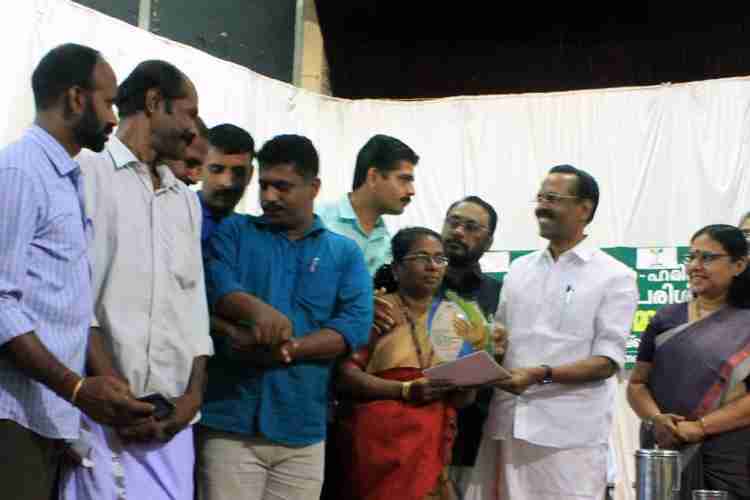 മന്ത്രി ടി.പി. രാമകൃഷ്ണനില്‍ നിന്നും നൈപുണ്യ കര്‍മ്മസേന നോഡല്‍ ഓഫീസര്‍ ഫിലോമിന ജെഫി ജെന്നിഫര്‍, ജില്ലാ കോ-ഓഡിനേറ്റര്‍ സനീഷ് ബാലക്കണ്ടി എന്നിവര്‍ ഉപഹാരം ഏറ്റുവാങ്ങുന്നു.