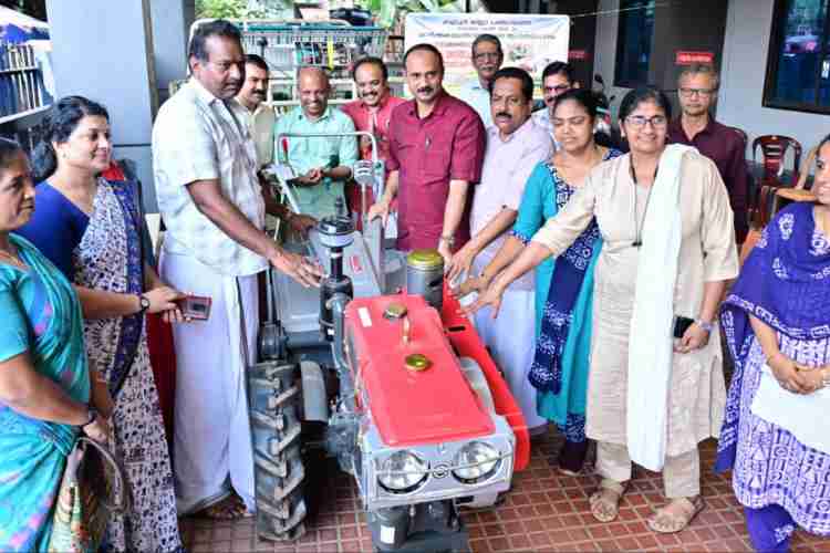 കാര്‍ഷിക യന്ത്രങ്ങള്‍ വിതരണം ചെയ്തു