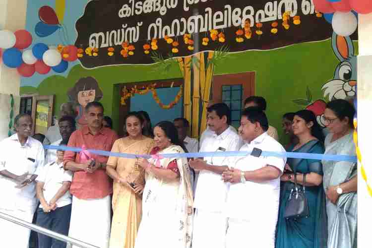 കിടങ്ങൂർ ഗ്രാമപഞ്ചായത്തിലെ ബഡ്‌സ് റീഹാബിലിറ്റേഷൻ സെന്ററിന്റെ ഉദ്ഘാടനം ജില്ലാ പഞ്ചായത്ത് പ്രസിഡന്റ് ഹേമലത പ്രേംസാഗർ നിർവഹിക്കുന്നു.