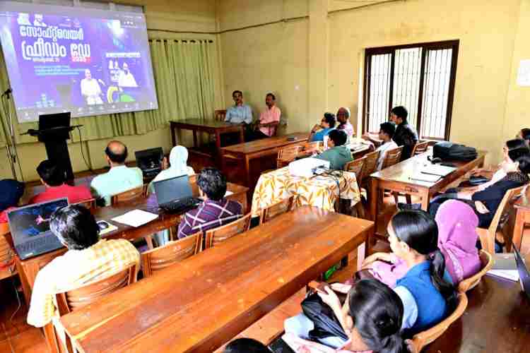 കൈറ്റ് ജില്ലാ ഓഫീസില്‍ സംഘടിപ്പിച്ച സ്വതന്ത്രസോഫ്റ്റ് വെയര്‍ ഇന്‍സ്റ്റാള്‍ ഫെസ്റ്റും ഫ്രീ സോഫ്റ്റ് ഗ്രാഫിക്‌സ് പരിശീലന പരിപാടിയും