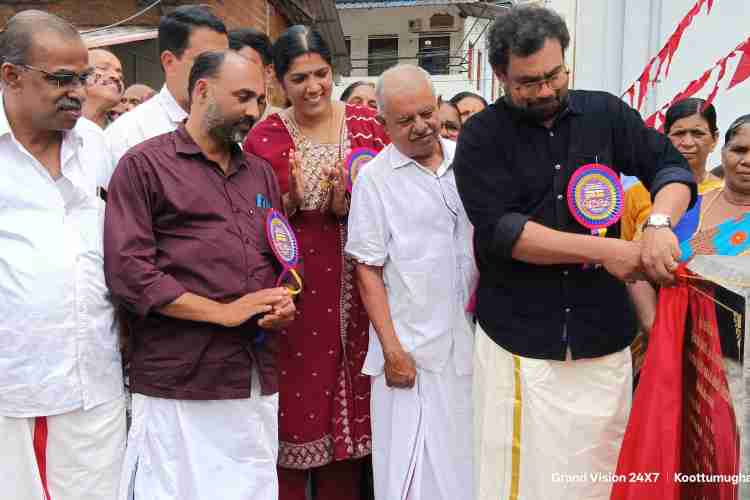 ജോൺ ബ്രിട്ടാസ് എംപിയുടെ പ്രാദേശിക വികസന ഫണ്ടിൽ നിന്നും അനുവദിച്ച 20 ലക്ഷം രൂപ കൊണ്ട് നിർമ്മിച്ച ശ്രീകണ്ഠാപുരം നഗരസഭയിലെ കൂട്ടുംമുഖം താഴെപ്പാലത്തിൻ്റെ ഉദ്ഘാടനം ജോൺ ബ്രിട്ടാസ് എംപി നിർവഹിക്കുന്നു.
