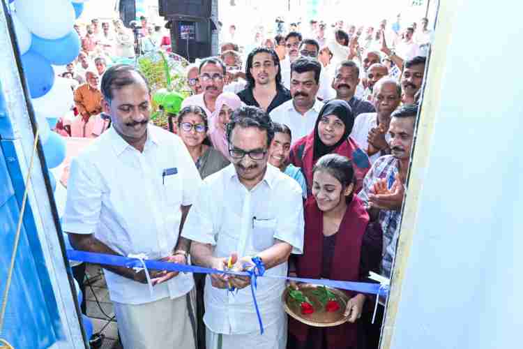 പെരിങ്ങത്തൂർ വൈദ്യുതി സെക്ഷൻ പുതിയ കെട്ടിടത്തിന്റെ ഉദ്ഘാടനം കെ.പി. മോഹനൻ എംഎൽഎ നിർവഹിക്കുന്നു