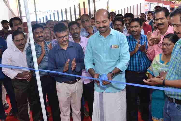 കേരള സര്‍ക്കാറിന്റെ 1000 ദിനാഘോഷ പരിപാടിയുടെ ഭാഗമായി കണ്ണൂരില്‍ സംഘടിപ്പിച്ച കെഎസ്ഇബി യുടെ പ്രദര്‍ശന സ്റ്റാള്‍ കെഎസ്ഇബി ഡയറക്ടര്‍ വി.ശിവദാസന്‍ ഉദ്ഘാടനം ചെയ്യുന്നു