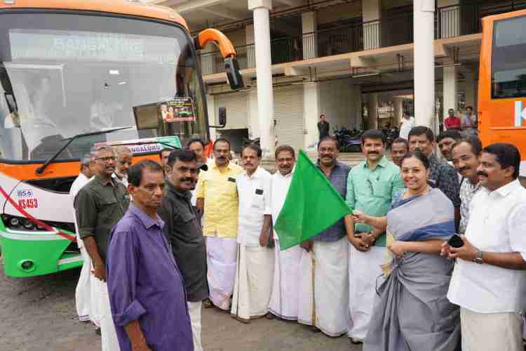 പത്തനംതിട്ട കെഎസ്ആർടിസി ഡിപ്പോയിൽ പുതുതായി അനുവദിച്ച  എസി സ്ലീപ്പർ വോൾവോ ബസ്സുകളുടെ ഫ്ലാഗ് ഓഫ്  മന്ത്രി വീണാ ജോർജ് നിർവഹിക്കുന്നു