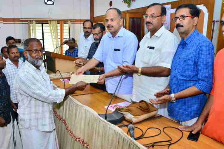 മത്സ്യ കര്‍ഷക സംഗമവും പ്രളയദുരിതാശ്വാസ ധനസഹായ വിതരണവും ജില്ലാ പഞ്ചായത്ത് പ്രസിഡണ്ട് കെ വി സുമേഷ് ഉദ്ഘാടനം ചെയ്യുന്നു