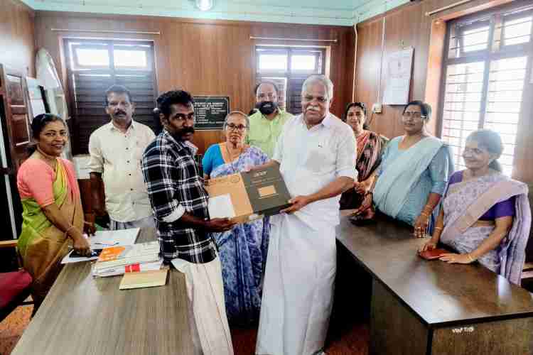 ലാപ്‌ടോപ്പ് വിതരണോദ്ഘാടനം വെച്ചൂച്ചിറ ഗ്രാമപഞ്ചായത്ത് പ്രസിഡന്റ് റ്റി കെ ജയിംസ് നിര്‍വഹിക്കുന്നു