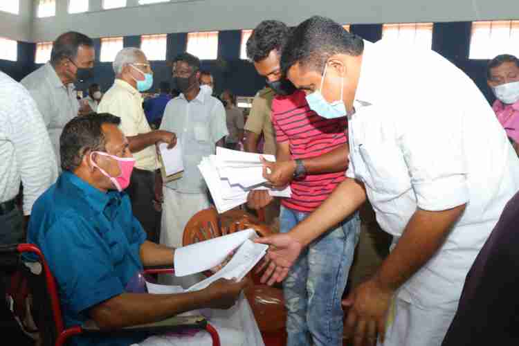 തടി വീണ് കാൽ തളർന്നു പോയ മത്തായിക്ക് ആശ്വാസധനസഹായം
