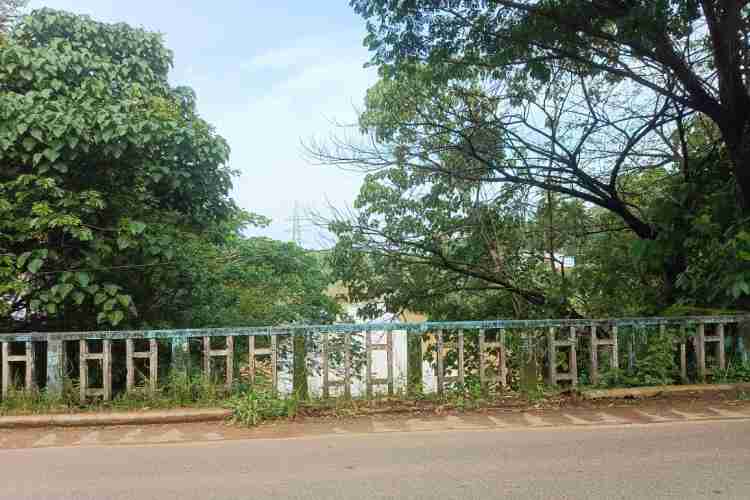 വടകര-മാഹി കനാലിന് കുറുകെ കോട്ടപ്പള്ളിയില്‍ നിലവിലുള്ള പാലം