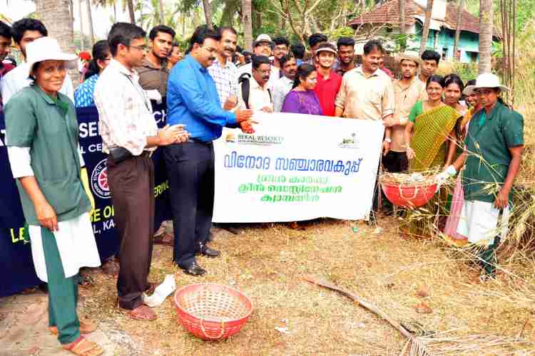 സംസ്ഥാന ടൂറിസം വകുപ്പിന്റെ ആഭിമുഖ്യത്തില്‍ നടപ്പിലാക്കി വരുന്ന ഗ്രീന്‍ കാര്‍പെറ്റ്  പദ്ധതിയുടെ ഭാഗമായി ബേക്കല്‍ കോട്ട, ബീച്ച് പരിസരങ്ങള്‍ ശുചിയാക്കുന്നതിന്റെ ഉദ്ഘാടനം പളളിക്കര ഗ്രാമപഞ്ചായത്ത് പ്രസിഡന്റ്  പി.ഇന്ദിര നിര്‍വഹിക്കുന്നു.