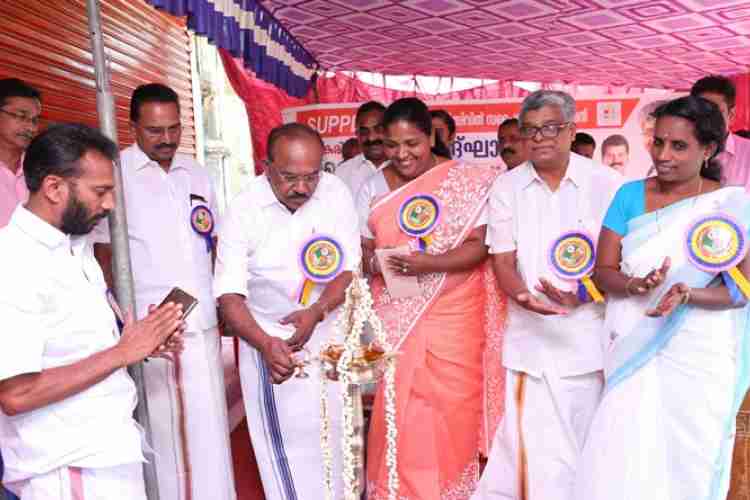 പാമ്പനാറില്‍ നവീകരിച്ച സപ്ലൈകോ സൂപ്പര്‍ മാര്‍ക്കറ്റിന്റെ ഉദ്ഘാടനം മന്ത്രി പി.തിലോത്തമന്‍ നിര്‍വ്വഹിക്കുന്നു.  