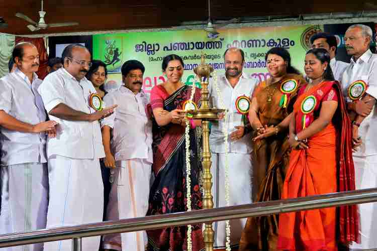 ജില്ലാ കേരളോത്സവം മേയര്‍ സൗമിനി ജെയിന്‍ ഉദ്ഘാടനം ചെയ്യുന്നു. 