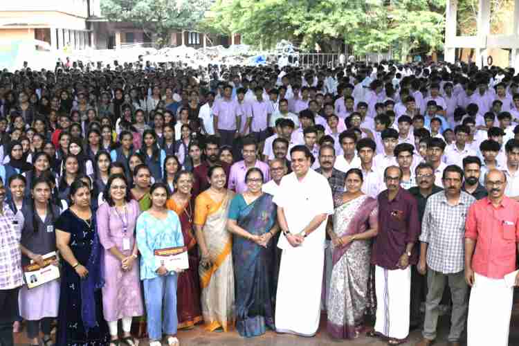 മയ്യിൽ ഇടൂഴി മാധവൻ നമ്പൂതിരി സ്മാരക ഗവ. ഹയർസെക്കണ്ടറി സ്കൂളിൽ  വിജയോത്സവം ഉദ്ഘാടനം സ്പീക്കർ എ എൻ ഷംസീർ നിർവ്വഹിക്കുന്നു