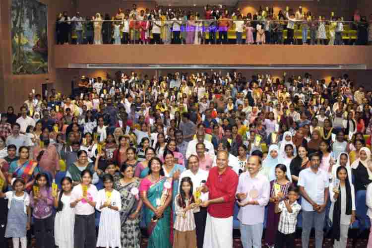 അഴീക്കോട് നിയോജക മണ്ഡലം സമഗ്ര വിദ്യാഭ്യാസ പദ്ധതി 'മഴവില്ല് ' എൽ എസ് എസ്  , യു എസ് എസ് വിജയം കരസ്ഥമാക്കിയ വിദ്യാർത്ഥികൾക്കുള്ള അനുമോദനോദ്ഘാടനം കെ വി സുമേഷ് എം എൽ എ നിർവ്വഹിക്കുന്നു.