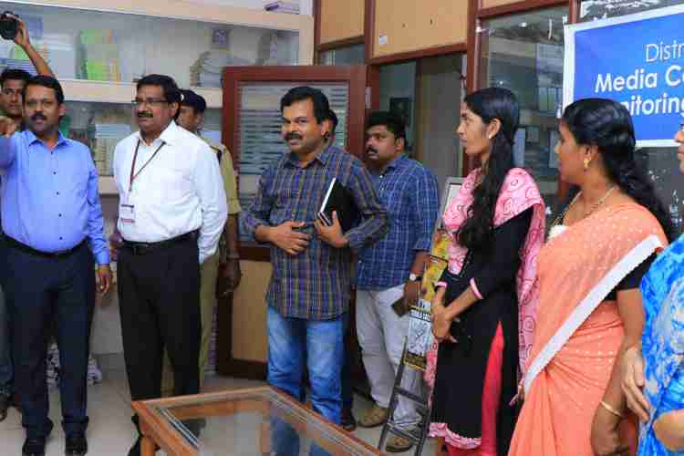  ഇലക്ഷന്‍ കമ്മീഷന്റെ പൊതുനിരീക്ഷകന്‍ എസ് ഗണേഷ്  കളക്ടറേറ്റില്‍ പ്രവര്‍ത്തിക്കുന്ന എംസിഎംസി സെല്‍ സന്ദര്‍ശിച്ച് സെല്ലിന്റെ പ്രവര്‍ത്തനങ്ങള്‍ വിലയിരുത്തുന്നു.