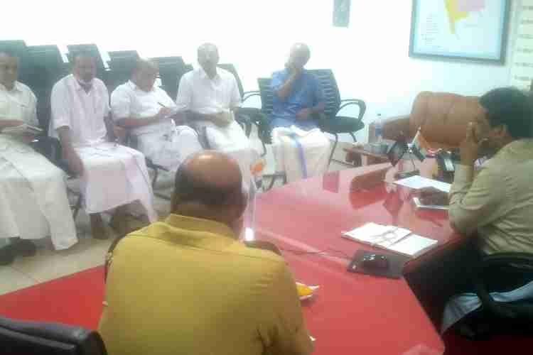കല്ല്യോട്ട് സമാധാനം പുന:സ്ഥാപിക്കുന്നതിനായി കളക്ടറുടെ ചേംബറില്‍ ജില്ലാ കളക്ടര്‍ ഡോ.ഡി.സജിത് ബാബുവിന്റെ അധ്യക്ഷതയില്‍ നടന്ന പ്രത്യേകയോഗം.