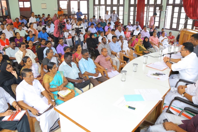 കാസര്‍കോട് കളക്ടറേറ്റ് കോണ്‍ഫറന്‍സ് ഹാളില്‍ ത്രിതല പഞ്ചായത് പ്രസിഡന്റുമാര്‍, സെക്രട്ടറിമാര്‍, നഗരസഭ ചെയര്‍മാന്മാര്‍, ജില്ലാതല ഉദ്യോഗസ്ഥര്‍ എന്നിവരുടെ അവലോകന യോഗത്തില്‍ തദ്ദേശസ്വയംഭരണ വകുപ്പു മന്ത്രി  കെ ടി ജലീല്‍ സംസാരിക്കുന്നു
