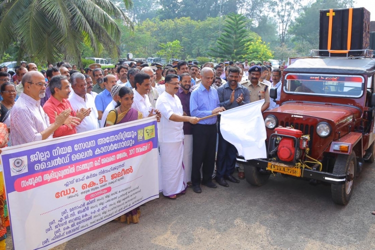 2.ജില്ലാ നിയമ സേവന അതോറിട്ടിയും ചൈല്‍ഡ് ലൈനും സംയുക്തമായി ജില്ലയില്‍ നടത്തിയ ബാലാവകാശ-നിയമ ബോധവല്‍ക്കരണ പ്രചാരണ വാഹനം തദ്ദേശസ്വയംഭരണവകുപ്പ് മന്ത്രി കെ.ടി ജലീല്‍ ഫഌഗ് ഓഫ് ചെയ്യുന്നു.