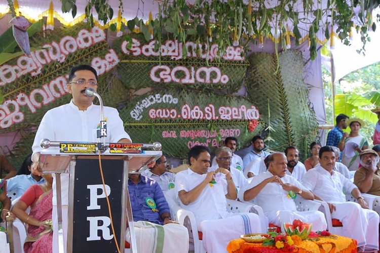  കാസര്‍കോട് പള്ളിക്കരയില്‍ ഭക്ഷ്യസുരക്ഷ ഭവനം പദ്ധതിയുടെ ജില്ലാതല ഉദ്ഘാടനം നിര്‍വഹിച്ച് മന്ത്രി കെ ടി ജലീല്‍ സംസാരിക്കുന്നു.