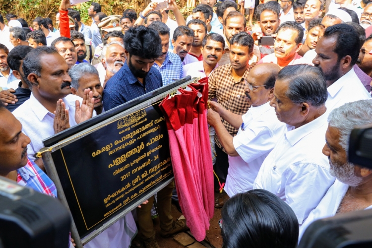 ദേലംപാടിയില്‍ പളളത്തൂര്‍ പുതിയ പാലത്തിന്റെ ശിലാസ്ഥാപനത്തിന്റെയും പളളത്തൂര്‍-അഡൂര്‍-പാണ്ടി റോഡിന്റെ പുനരുദ്ധാരണപ്രവൃത്തികളുടെയും ഉദ്ഘാടനം പൊതുമരാമത്ത് വകുപ്പ് മന്ത്രി  ജി.സുധാകരന്‍ നിര്‍വഹിക്കുന്നു.