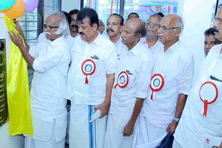 കാസര്‍കോട് തുറമുഖ ഓഫീസിന്റേയും ക്വാര്‍ട്ടേഴ്‌സുകളുടേയും ഉദ്ഘാടനം തുറമുഖ - മ്യൂസിയം പുരാവസ്തു പുരാരേഖ വകുപ്പ് മന്ത്രി രാമചന്ദ്രന്‍ കടന്നപ്പള്ളി നിര്‍വഹിക്കുന്നു. 