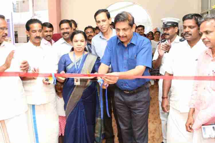 ഇടുക്കി കലക്ടറേറ്റില്‍ സജ്ജമാക്കിയ മാതൃകാ പോളിംഗ് സ്‌റ്റേഷന്‍ കലക്ടര്‍ എച്ച് ദിനേശന്‍ ഉദ്ഘാടനം ചെയ്യുന്നു
