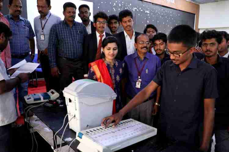മൂന്നാര്‍ എന്‍ജിനിയറിംഗ് കോളേജിലെ വിദ്യാര്‍ത്ഥികള്‍ക്കായി സ്വീപ്പിന്റെ ആഭിമുഖ്യത്തില്‍ സംഘടിപ്പിച്ച വോട്ടിംഗ് പരിശീലന പരിപാടി.