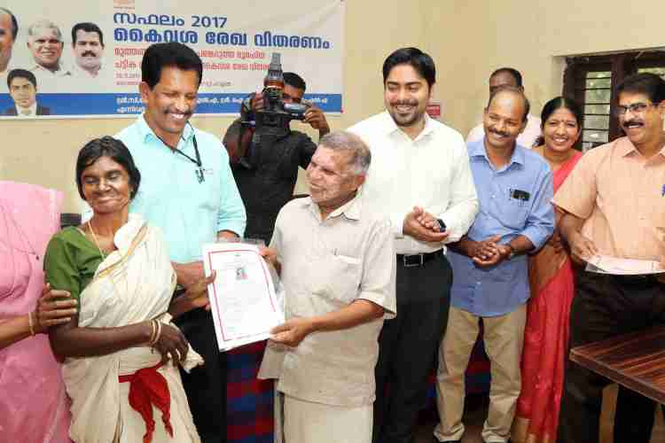 മുത്തങ്ങ ഭൂസമരത്തില്‍ പങ്കെടുത്തവര്‍ക്കുള്ള ഭൂമിയുടെ കൈവശരേഖ സി.കെ.ശശീന്ദ്രന്‍ എം.എല്‍.എ കൈമാറുന്നു.