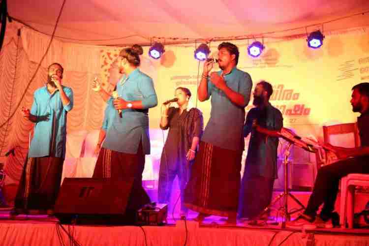 സര്‍ക്കാരിന്റെ 1000 ദിനാഘോഷങ്ങളോടനുബന്ധിച്ച് മന്ദാരക്കാവ് കലാകാരന്‍മാര്‍ വേദിയില്‍ നാടന്‍പ്പാട്ട് അവതരിപ്പിക്കുന്നു.