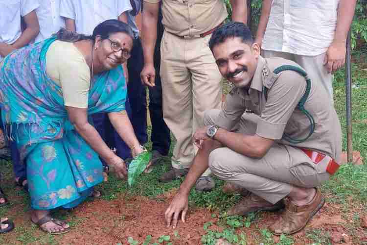 വനമഹോത്സവത്തിന്റെ ഭാഗമായി ഇരിങ്ങണ്ണൂര്‍ ഹയര്‍സെക്കന്‍ഡറി സ്‌കൂളിൽ തൈ നടീല്‍ പ്രവര്‍ത്തിയുടെ ഉദ്ഘാടനം നടത്തുന്നു.
