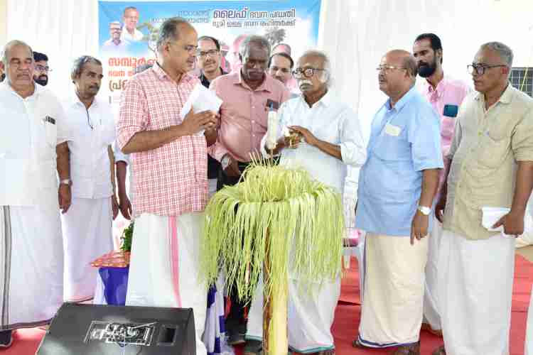 നാറാത്ത് പഞ്ചായത്ത് ലൈഫ് ഭവന പദ്ധതി  ഭൂമിയുള്ള ഭവനരഹിതർക്ക് സമ്പൂർണ്ണ ഭവന നിർമ്മാണ പ്രഖ്യാപനത്തിന്റെ ഉദ്ഘാടനം രജിസ്ട്രേഷൻ മ്യൂസിയം പുരാവസ്തു വകുപ്പ് മന്ത്രി രാമചന്ദ്രൻ കടന്നപ്പള്ളി നിർവ്വഹിക്കുന്നു