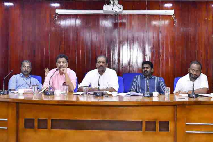 പത്തനംതിട്ട ജില്ലയില്‍ നിന്നും ലഭിച്ചിട്ടുള്ള  പരാതികളിന്മേല്‍ ബന്ധപ്പെട്ട ജില്ലാതല ഉദ്യോഗസ്ഥരില്‍ നിന്ന് തെളിവെടുപ്പ് നടത്തുന്നതിന് കളക്ടറേറ്റ് കോണ്‍ഫറന്‍സ് ഹാളില്‍ ചേര്‍ന്ന യോഗത്തില്‍ നിയമസഭയുടെ പട്ടികജാതി പട്ടികവര്‍ഗ ക്ഷേമം സംബന്ധിച്ചുള്ള സമിതി ചെയര്‍മാന്‍ ഒ.ആര്‍.കേളു എംഎല്‍എ സംസാരിക്കുന്നു. സമിതി അംഗങ്ങളായ പി.വി. ശ്രീനിജന്‍ എംഎല്‍എ, പി.പി. സുമോദ് എംഎല്‍എ, വി.ആര്‍. സുനില്‍കുമാര്‍ എംഎല്‍എ, ഒ.എസ്. അംബിക എംഎല്‍എ, ജില്ലാ കളക്ടര്‍ ഡോ. ദിവ്യ എസ് അയ്യര്‍ എന്നിവര്‍ സമീപം.