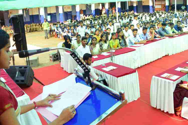 സംസ്ഥാന നിയമസഭയുടെ വജ്രജൂബിലി ജില്ലാതല ആഘോഷങ്ങളോടനുബന്ധിച്ച് കാഞ്ഞങ്ങാട് ദുര്‍ഗ ഹയര്‍ സെക്കന്‍ഡറി സ്‌കൂളില്‍ വിദ്യാര്‍ത്ഥികള്‍ അവതരിപ്പിച്ച മാതൃക നിയമസഭയില്‍ നിന്ന്. 