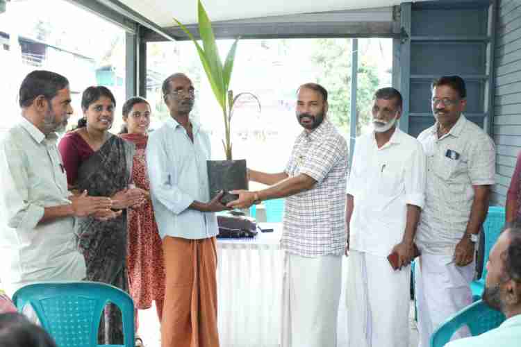 വില്ല്യാപ്പള്ളി ഗ്രാമ പഞ്ചായത്ത്‌ ഞാറ്റുവേല ചന്ത വൈസ് പ്രസിഡന്റ്‌ മുരളി പൂളക്കണ്ടിയിൽ ഉദ്ഘാടനം ചെയ്യുന്നു