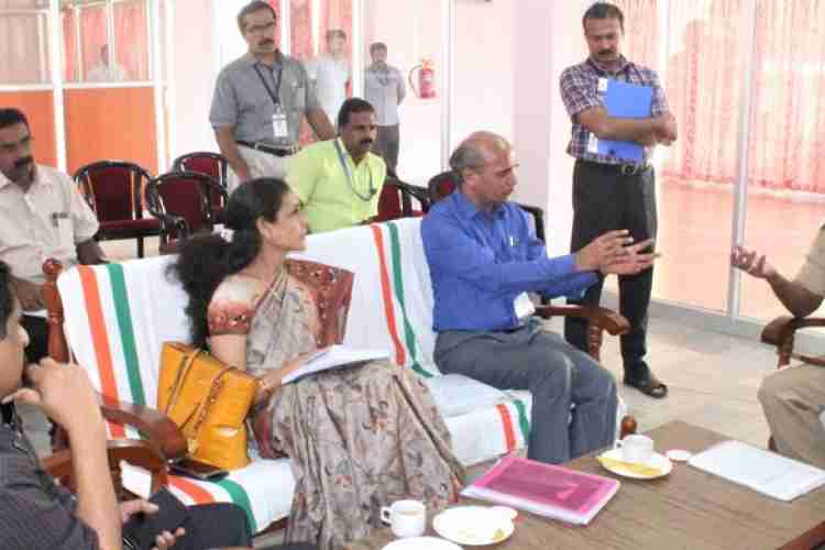 തിരഞ്ഞെടുപ്പുമായി ബന്ധപ്പെട്ട് ഇടുക്കിഗസ്റ്റ്ഹൗസില്‍ നടന്ന വോട്ടിംഗ് മെഷീന്‍, വിവി പാറ്റ്‌സംവിധാനം എന്നിവയുടെരണ്ടാം ഘട്ട റാന്‍ഡമൈസേഷന്‍ നടപടികള്‍  ജനറല്‍ഒബ്‌സര്‍വര്‍ഗരിമഗുപ്ത, പോലീസ്ഒബ്‌സര്‍വര്‍ മാന്‍സിംഗ്, ജില്ലാകലക്ടര്‍എച്ച്.ദിനേശന്‍ എന്നിവരുടെസാന്നിധ്യത്തില്‍ പുരോഗമിക്കുന്നു.