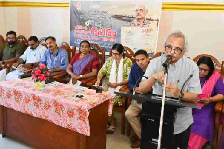 പൊതുവിദ്യാഭ്യാസ വകുപ്പ്, സമഗ്ര ശിക്ഷകേരളം, തലശ്ശേരി സൗത്ത് ബി ആർ സി എന്നിവയുടെ സംയുക്താഭിമുഖ്യത്തിൽ  തലശ്ശേരി മുൻസിപ്പൽ കോൺഫറൻസ് ഹാളിൽ നടന്ന "ഒപ്പരം " പുസ്തക പ്രകാശനം പ്രശസ്ത സാഹിത്യകാരൻ എം മുകുന്ദൻ നിർവ്വഹിക്കുന്നു