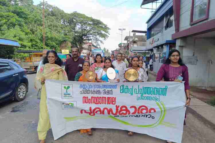 ഹരിത കേരളം മിഷൻ മികച്ച പച്ചത്തുരുത്തിനുള്ള സംസ്ഥാനതല പുരസ്‌കാരം നേടിയ കണ്ണപുരം ഗ്രാമപഞ്ചായത്തിന് നൽകിയ പൗരസ്വീകരണത്തിൽ നിന്നും