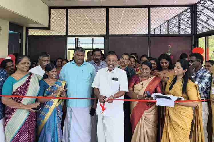  പള്ളം ബ്ലോക്ക് പഞ്ചായത്ത് പനച്ചിക്കാട് കുടുംബാരോഗ്യ കേന്ദ്രത്തിലെ സെമിനാർ ഹാൾ ബ്ലോക്ക് പഞ്ചായത്ത് പ്രസിഡന്റ്  പ്രൊഫ.ടോമിച്ചൻ ജോസഫ് ഉദ്ഘാടനം ചെയ്യുന്നു