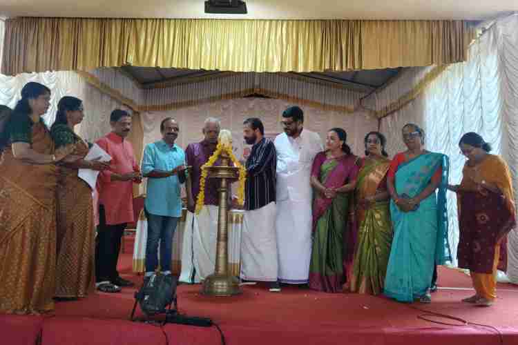  പന്തളം തെക്കേക്കര ഗ്രാമപഞ്ചായത്തിൽ സംഘടിപ്പിച്ച അങ്കണവാടി കലോത്സവം  പ്രസിഡന്റ്‌ എസ് രാജേന്ദ്രപ്രസാദ് ഉദ്ഘടാനം ചെയ്യുന്നു