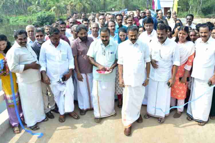 നവീകരിച്ച പത്തായച്ചിറ  ഉപ്പുവെള്ള പ്രതിരോധ ക്രോസ് ബാർ  ഉദ്ഘാടനം ചെയ്തു