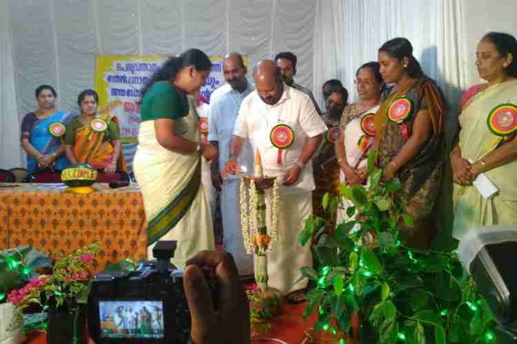 പെരുവന്താനം ഗ്രാമപഞ്ചായത്തില്‍ തേന്‍ഗ്രാമം പദ്ധതിയുടെയും അഗ്രോ സര്‍വ്വീസ് സെന്ററിന്റെയും ഉദ്ഘാടനം കൃഷി വകുപ്പ് മന്ത്രി വി.എസ് സുനില്‍കുമാര്‍ നിര്‍വ്വഹിക്കുന്നു.
