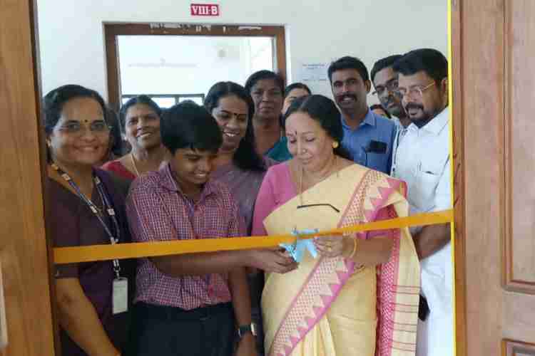  തൃക്കൊടിത്താനം ഗവ.എച്ച്.എസ്.എസിൽ ഒരുക്കിയ ക്രിയേറ്റീവ് കോർണർ ജില്ലാ പഞ്ചായത്ത് പ്രസിഡന്റ് ഹേമലത പ്രേംസാഗർ ഉദ്ഘാടനം ചെയ്യുന്നു.
