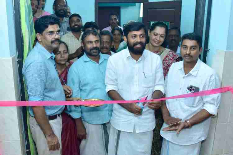 കല്ല്യാശ്ശേരി പഞ്ചായത്ത് ഇരിണാവ് ഗവ. ആയുർവേദ ആശുപത്രിയിലെ ഫിസിയോതെറാപ്പി യൂണിറ്റിന്റെ ഉദ്ഘാടനം എം വിജിൻ എം എൽ എ നിർവ്വഹിക്കുന്നു  