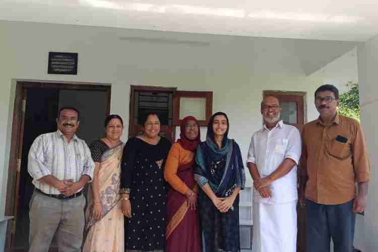 സാക്ഷരതാമിഷന്‍ ഹയര്‍സെക്കന്‍ഡറി തുല്യതാ പരീക്ഷയില്‍ എല്ലാ വിഷയങ്ങള്‍ക്കും എ പ്ലസ് നേടിയ രഹന കക്കറയില്‍ കണ്ണൂര്‍ കോര്‍പറേഷന്‍ വിദ്യാഭ്യാസ സ്ഥിരം സമിതി അധ്യക്ഷന്‍ സുരേഷ് ബാബു എളയാവൂരിനൊപ്പം
